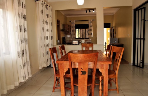 Entebbe House | Cozy house sleeps 8, minutes away from airport!