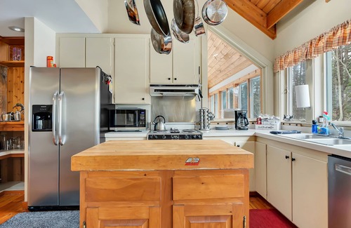 Hadley House | Cozy Lakefront Home on Great Sacandaga – Year-Round Fun
