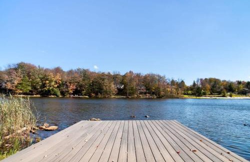 Tobyhanna House | Cozy Lakefront Poconos Cabin Hot Tub Kayaks