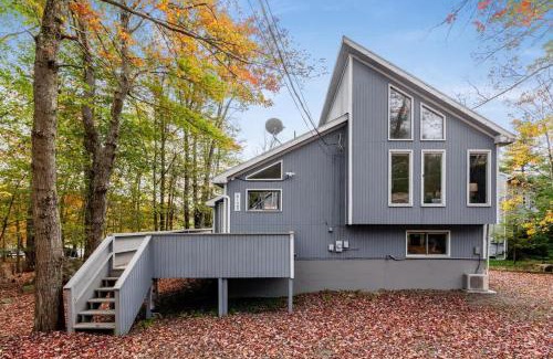 Tobyhanna House | Cozy Lakefront Poconos Cabin Hot Tub Kayaks