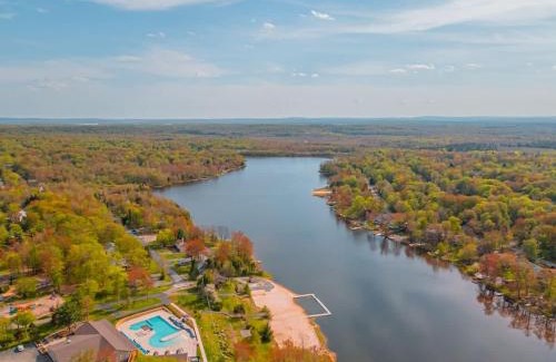 Tobyhanna House | Cozy Lakefront Poconos Cabin Hot Tub Kayaks
