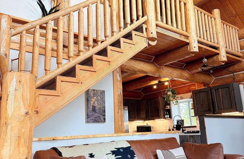 Stagetop Cabin | Cozy Modern Log Cabin - Hot Tub + Dog-run + Mtn View - Quick Escape from Denver