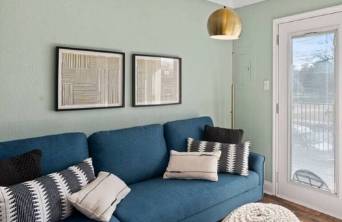 Denton Apartment | Cozy, modern space⭐️Walk to TWU⭐️KING bed⭐Sleeps 4