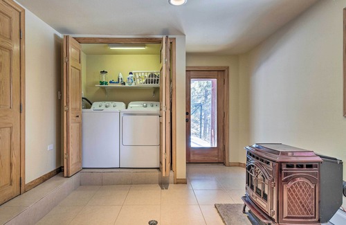 Bailey Cabin | Cozy Mountain Escape: Pet-Friendly Bailey Cabin