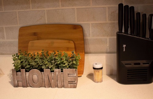 Westside Apartment | Cozy one bed-room mini suite studio 7 minutes to Trap Music Museum
