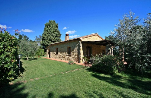 Pomarance House | Cozy pet friendly private pool cottage in Tuscany