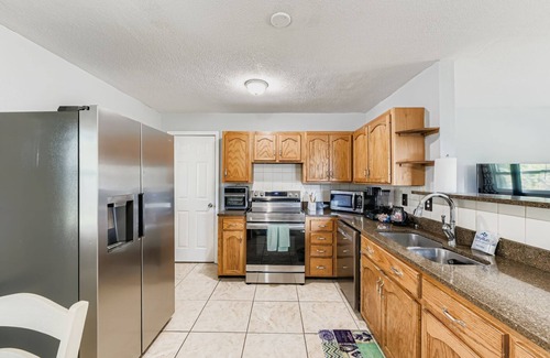Sandalwood House | Cozy Pet-Friendly Retreat, Minutes to Jaguars Stadium.