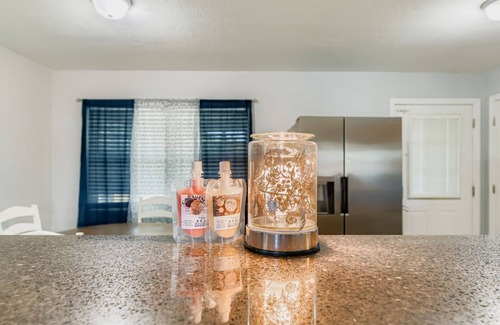Sandalwood House | Cozy Pet-Friendly Retreat, Minutes to Jaguars Stadium.