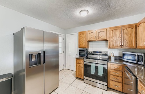 Sandalwood House | Cozy Pet-Friendly Retreat, Minutes to Jaguars Stadium.