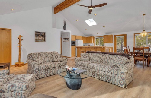 Sunriver House | Cozy, pets 3bed 3 bath AC HT outside seating, great deck space, new floors!