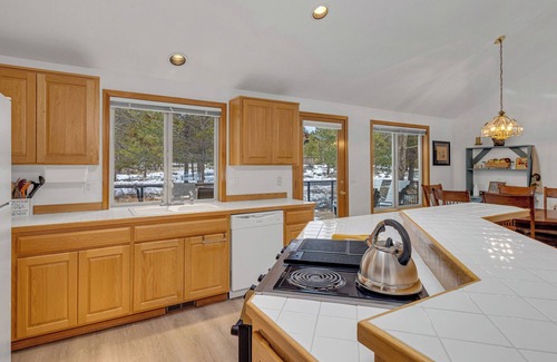 Sunriver House | Cozy, pets 3bed 3 bath AC HT outside seating, great deck space, new floors!