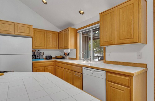 Sunriver House | Cozy, pets 3bed 3 bath AC HT outside seating, great deck space, new floors!