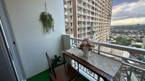 Project 4 Apartment | Cozy QC Condo with Karaoke Pool & Fast WiFi
