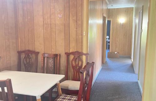 Pendle Hill House | Cozy Queen Room Close to Shops and Station - PH4