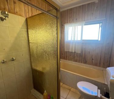 Pendle Hill House | Cozy Queen Room Close to Shops and Station - PH4