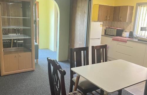 Pendle Hill House | Cozy Queen Room Close to Shops and Station - PH4