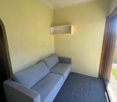 Pendle Hill House | Cozy Queen Room Close to Shops and Station - PH4