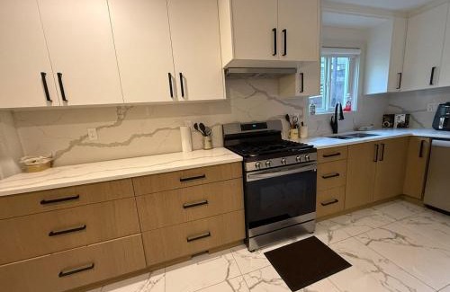 Strathcona House | Cozy Room Near Downtown Vancouver, Science World, Skytrain, Cafes, Fast Wifi, Free Parking