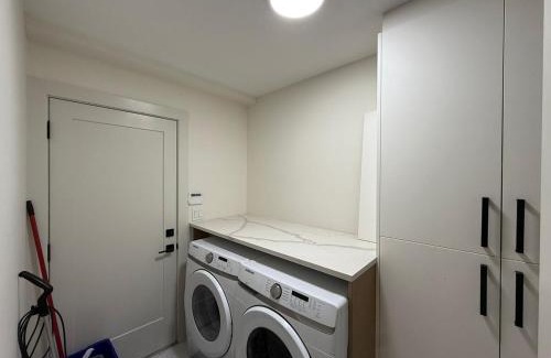 Strathcona House | Cozy Room Near Downtown Vancouver, Science World, Skytrain, Cafes, Fast Wifi, Free Parking