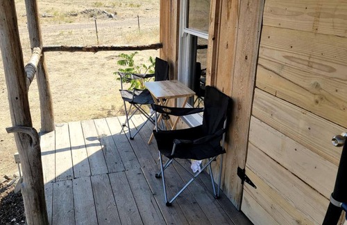 Tumtum Cabin | Cozy Rustic Cabin for a Romantic Stargazing Getaway by the Spokane River near Tumtum, Washington