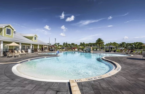 Frostproof RV Rental | Cozy RV Site with Pool, Lakes and Tiki Bar in enchanting Lake Wales