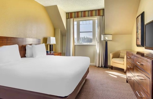 Tahoe Meadows Resort | Cozy ski retreat on South Lake Tahoe w/Jacuzzi & Pool