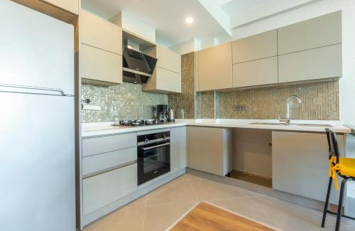 Lara Apartment | Cozy Stay Free Pool Spa & Gym Close to Beach&Mall