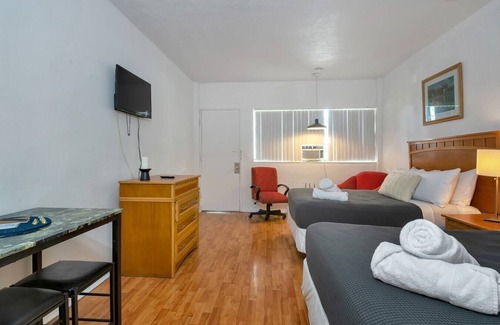Hallandale Beach Apartment | Cozy Studio/1Bath, Hallandale Beach, Pool and Free Parking!