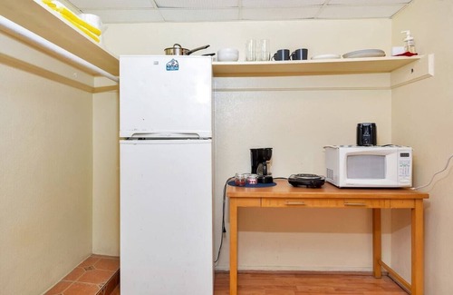 Hallandale Beach Apartment | Cozy Studio/1Bath, Hallandale Beach, Pool and Free Parking!