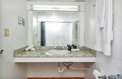 Hallandale Beach Apartment | Cozy Studio/1Bath, Hallandale Beach, Pool and Free Parking!