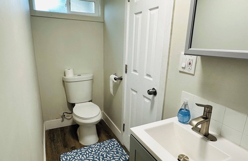 Golden Gate Apartment | Cozy Studio bordering South Berkeley and Emeryville- huge backyard!