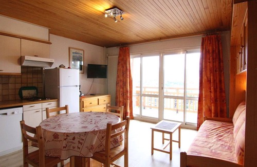 Jeux Apartment | Cozy Studio for 4 in L'Alpe d'Huez - Ski-in/Ski-out, South Balcony, Near Amenities