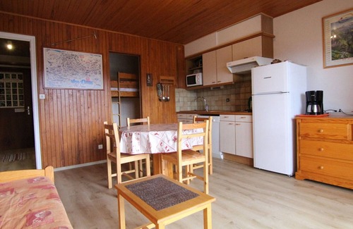 Jeux Apartment | Cozy Studio for 4 in L'Alpe d'Huez - Ski-in/Ski-out, South Balcony, Near Amenities