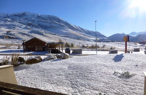Cognet Apartment | Cozy Studio for 4 with Ski Access, Balcony & Ski Locker - L'Alpe d'Huez
