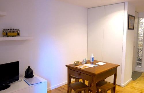 Sao Cristovao e Sao Lourenco Apartment | Cozy Studio in Mouraria with AC