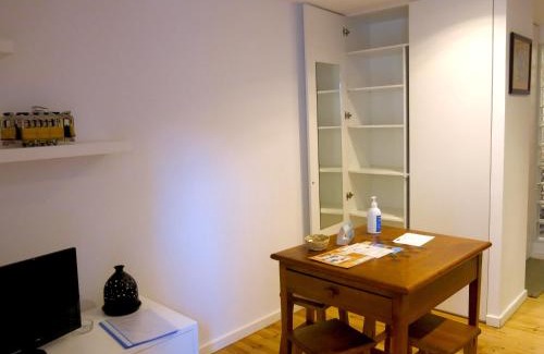 Sao Cristovao e Sao Lourenco Apartment | Cozy Studio in Mouraria with AC