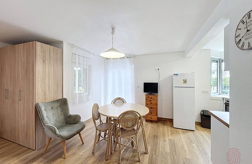 Lamalou-les-Bains Apartment | Cozy Studio with Terrace, Near Thermes & Downtown, Pet Friendly + WiFi, Lamalou-les-Bains
