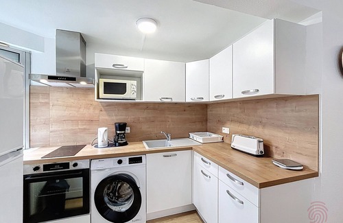 Lamalou-les-Bains Apartment | Cozy Studio with Terrace, Near Thermes & Downtown, Pet Friendly + WiFi, Lamalou-les-Bains