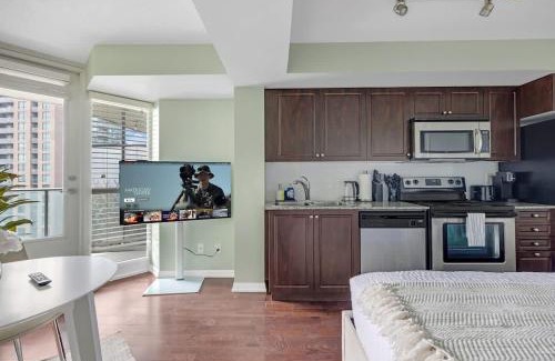 Fort York Apartment | Cozy Waterfront Studio plus Parking by the Bentway