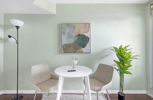 Fort York Apartment | Cozy Waterfront Studio plus Parking by the Bentway