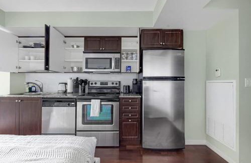 Fort York Apartment | Cozy Waterfront Studio plus Parking by the Bentway