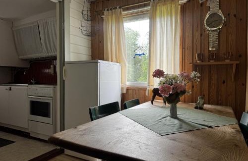 Hallevadsholm House | Cozy wilderness cabin at Kynnefjäll close to lake SE09081