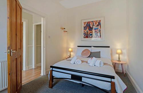 Bonnington Apartment | Cozy with Character Logie Green Central Main Door Flat