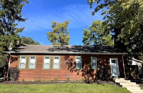 Como House | Cozy Woodland Cabin, pet-friendly and fenced in yard.