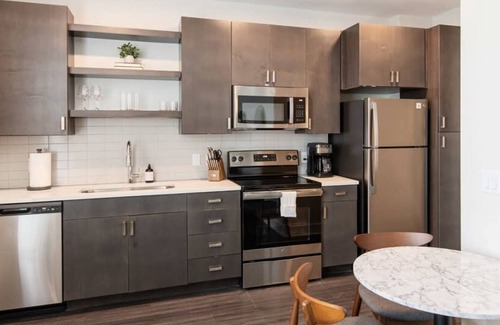 Central Business District Apartment | Cozysuites l Prime 1BR in Downtown Cincinnati