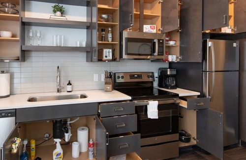 Central Business District Apartment | Cozysuites l Prime 1BR in Downtown Cincinnati