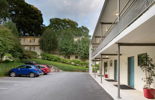 Brookwood Apartment | CPA Quick Easy Virtual Check In Perfect for Business Professionals