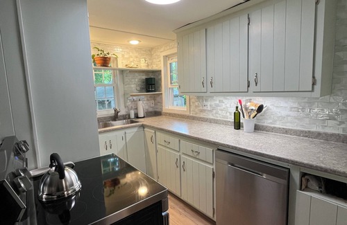 West Yarmouth Cottage | Cranberry Beach Cottage; Minutes to Beach & Ferry