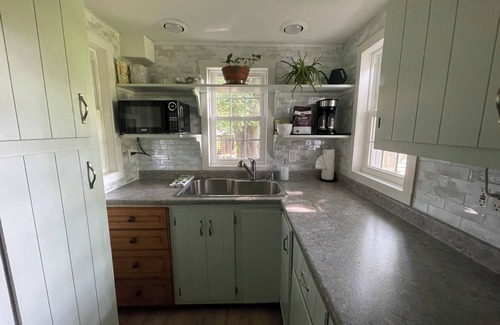 West Yarmouth Cottage | Cranberry Beach Cottage; Minutes to Beach & Ferry