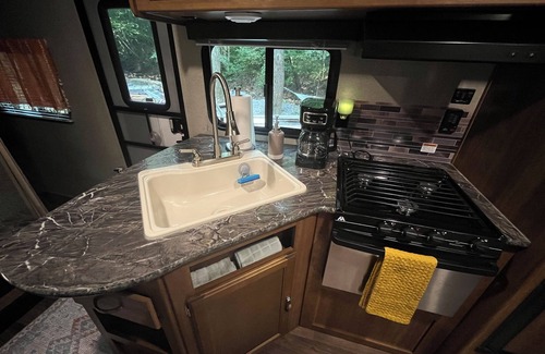 Dellslow House | Creekside Hideaway, Cozy 2-bedroom RV, Morgantown, WiFi, Firepit, Hammock,Grill